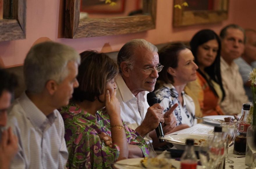 Gobernador Verano propone alianza entre sectores público, privado y banca para promover inversiones en el Caribe