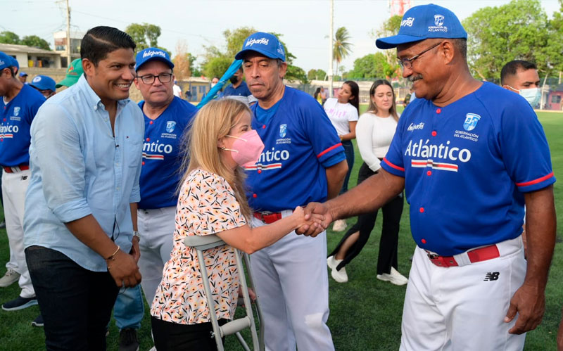 Fotografia de la gobernadora en Inauguración de cancha de Softbol en Malambo
