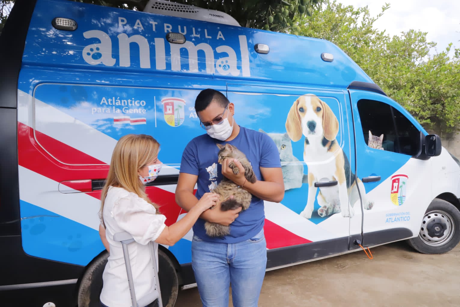 Fotografía gobernadora en jornada de atención a mascotas