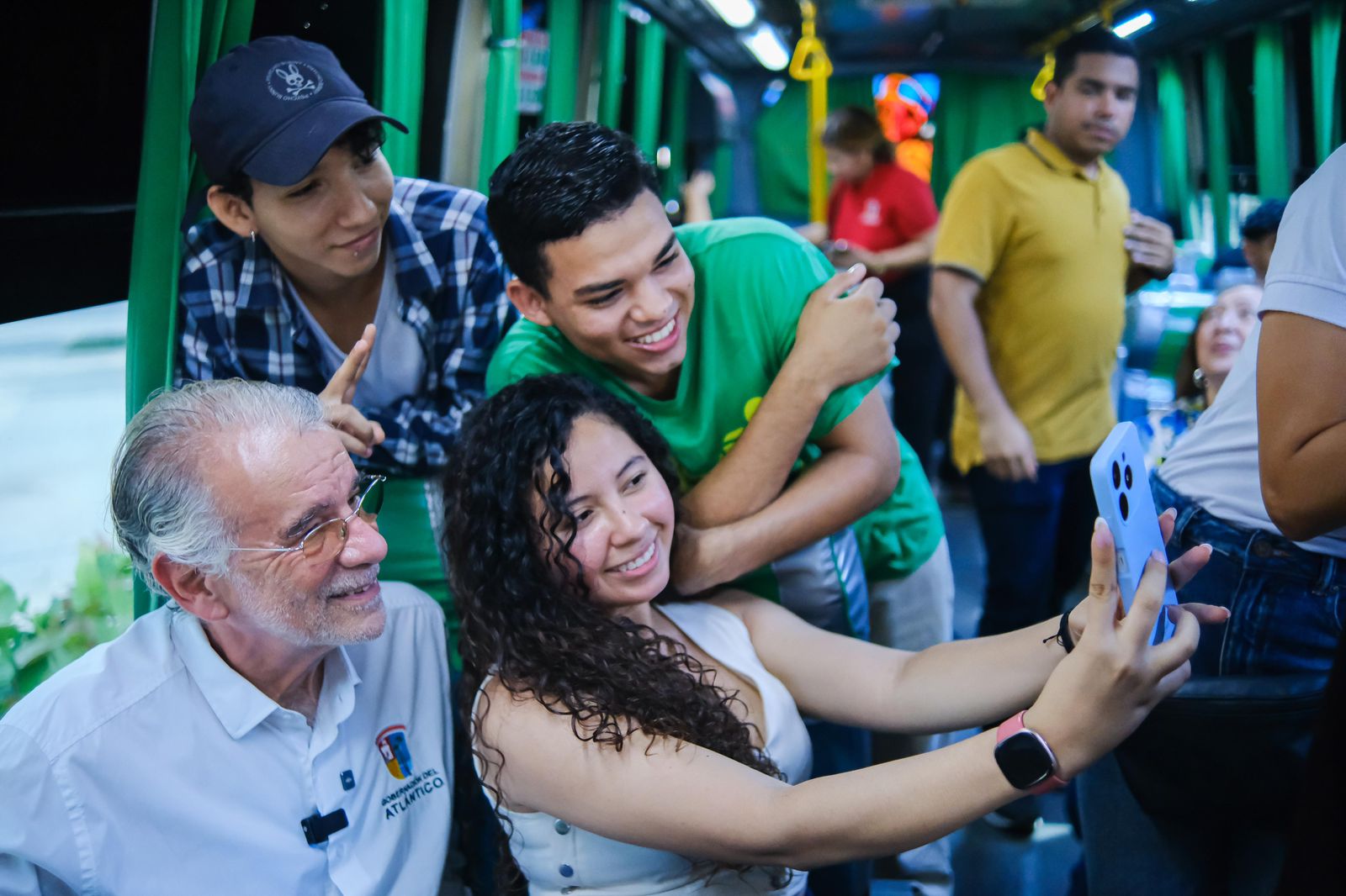 Gobernador Verano junto a estudiantes universitarios beneficiados con el subsidio de transporte 