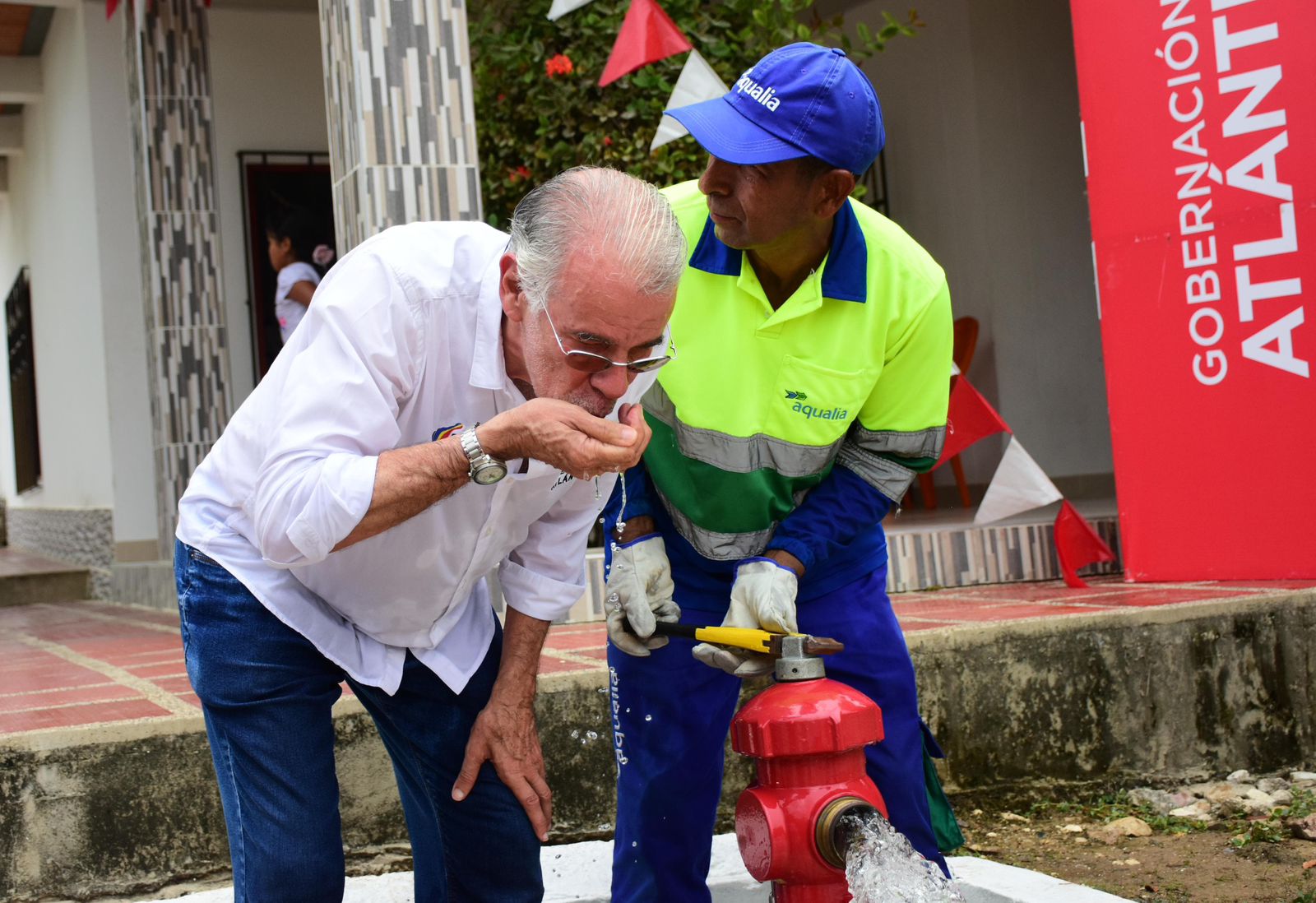 Gobernador Verano tomando agua potable en la instalación de acueductos en los municipios
