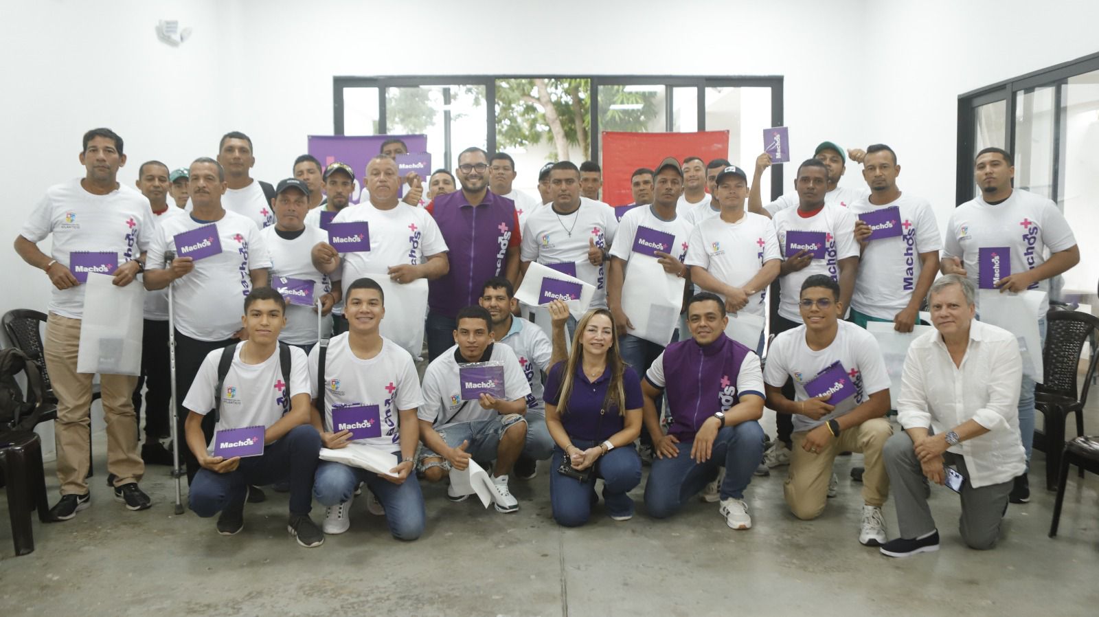 Grupo de hombres del programa de a secretaría de la mujer macho +