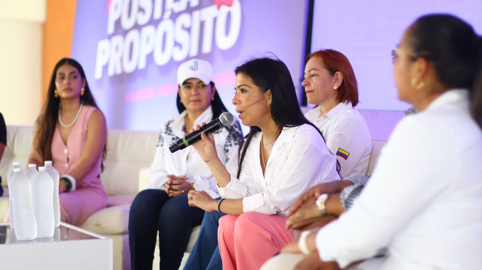 Secretaria de la Mujer y Equidad de Género, María Lourdes Dávila reunida con mujeres durante la presentación del programa Postea con Propósito