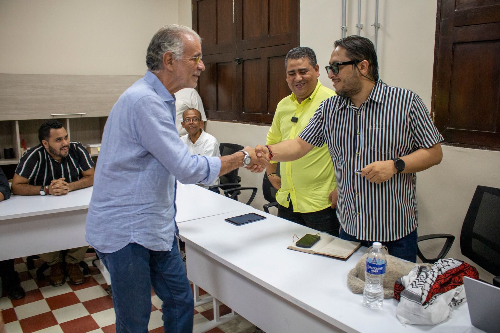 Gobernador Verano junto al viceministro de Educación