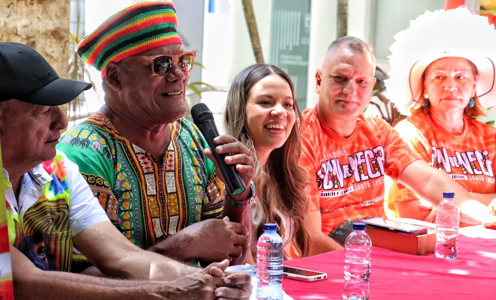 Comité organizador del Festival Son de Negro en Santa Lucía, A atlántico junto a la secretaria de Cultura departamental, Véronica Cantillo