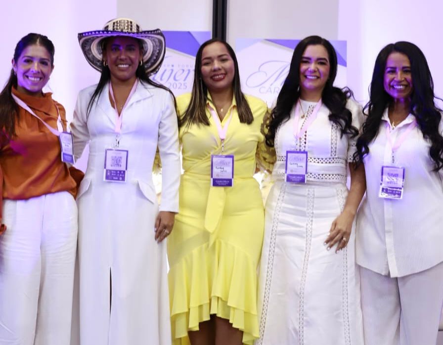 Secretaria de la Mujer junto a las alcaldesas de Manatí, Suan, Campo de la Cruz y una periodista del Atlántico