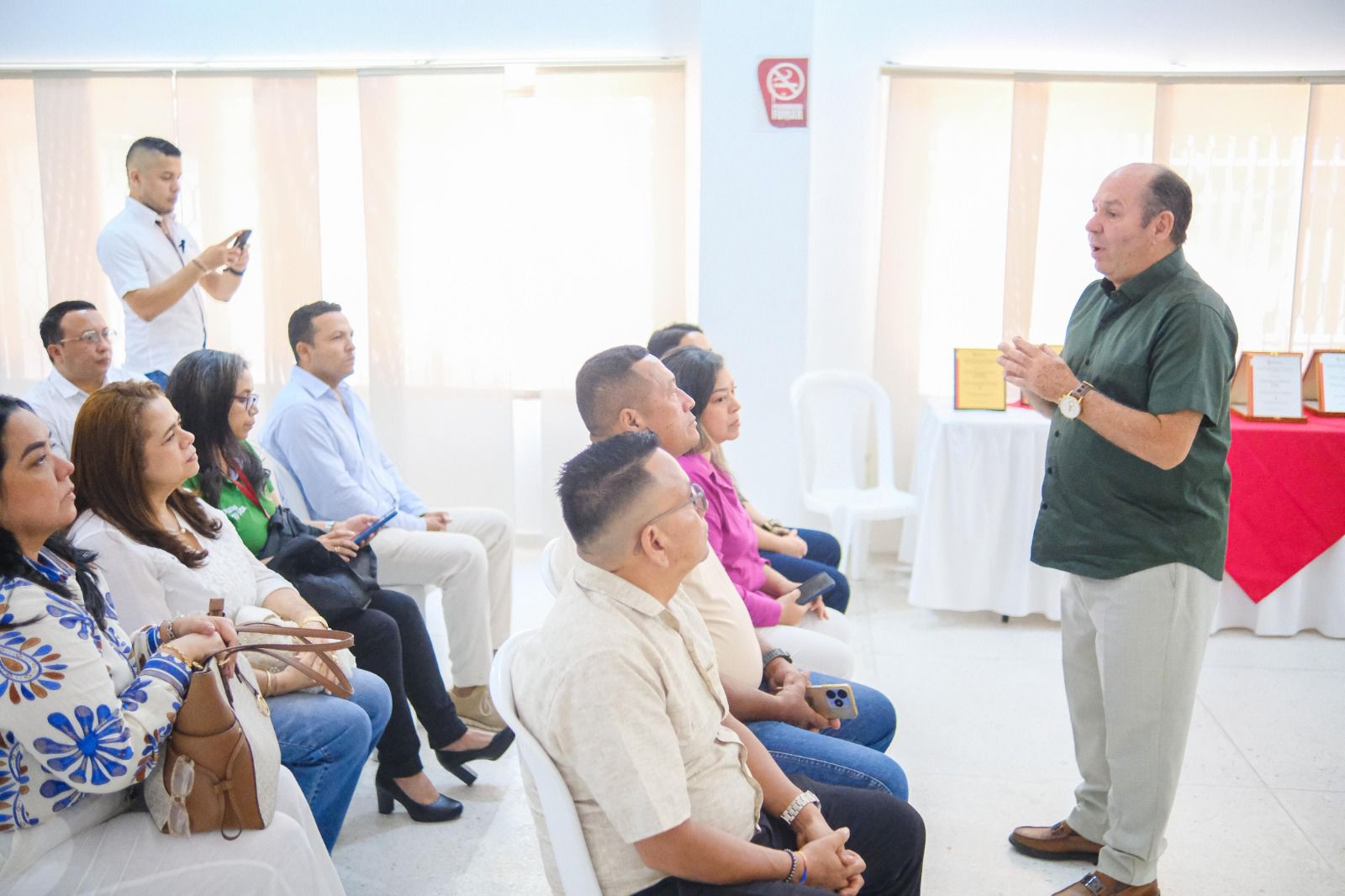 Secretario de  Salud realizndo charlas sobre los donantes que salvan vidas con su sangre