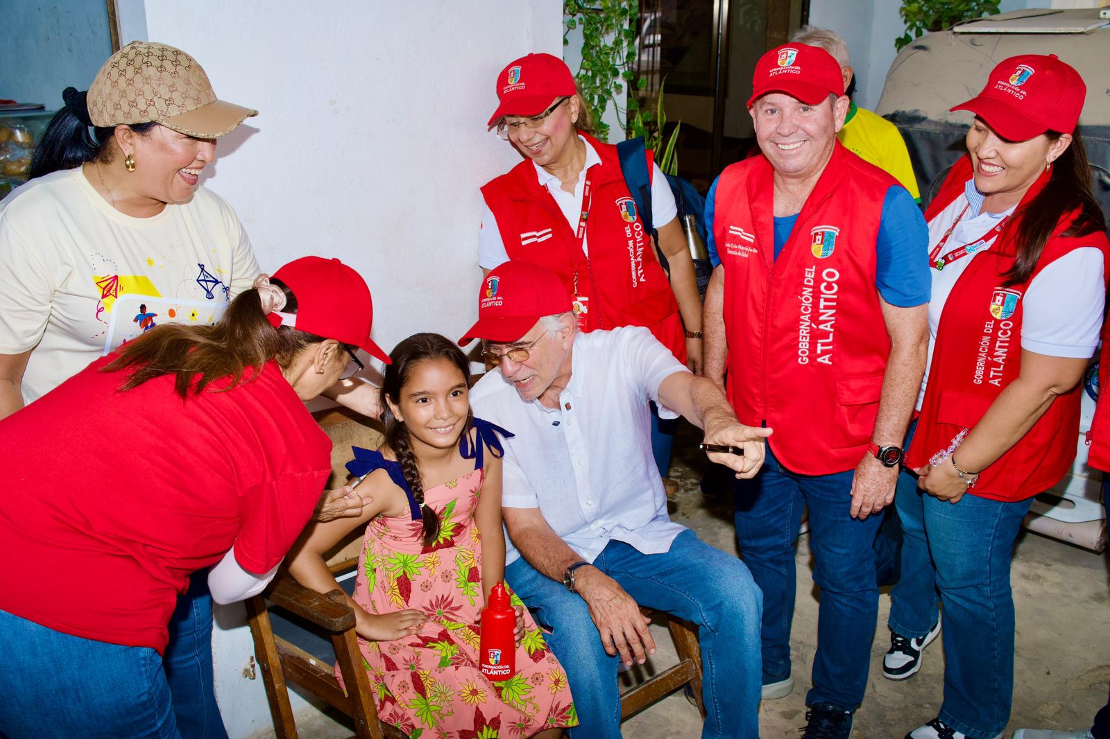 Casa a Casa, gobernador Verano llevó vacunas contra el dengue a niños y niñas en Malambo