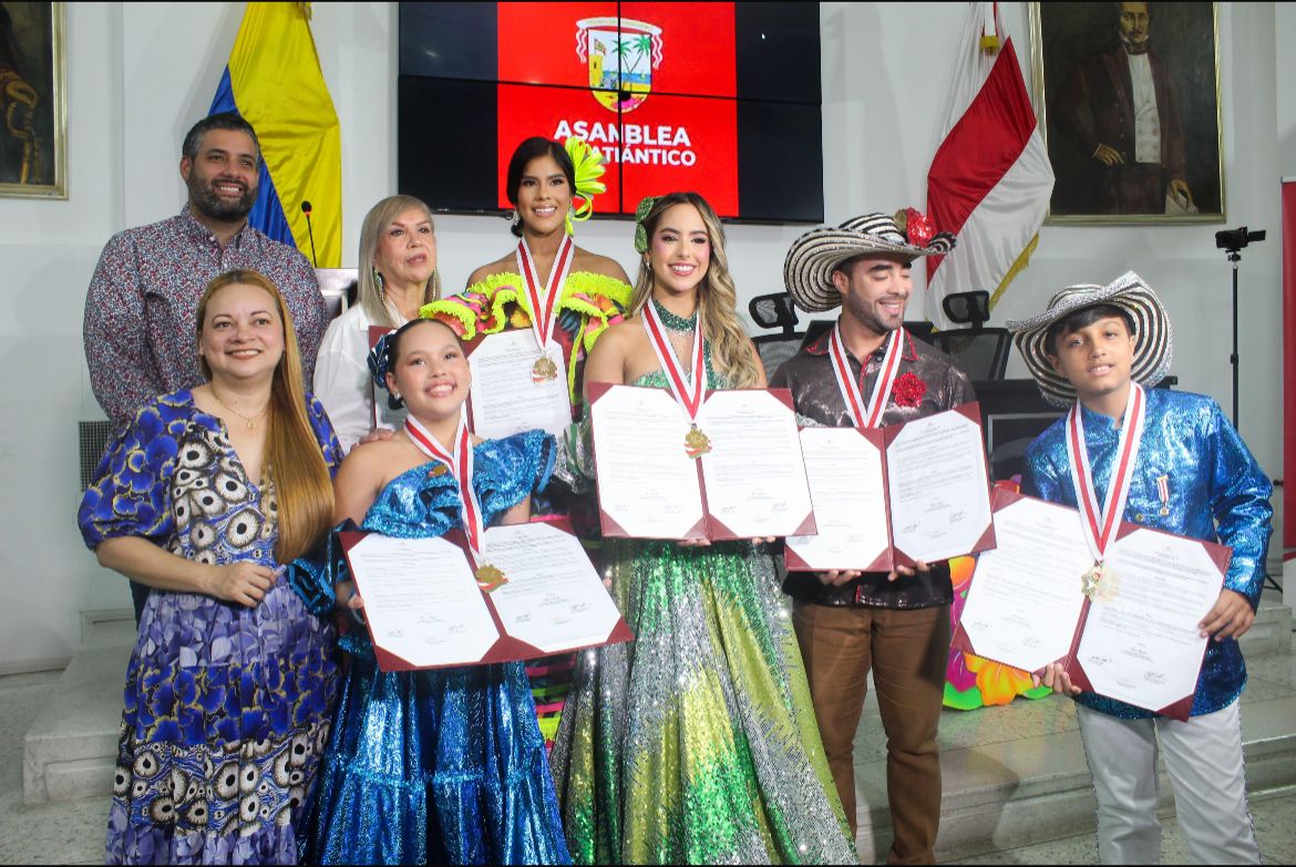 Asamblea del Atlántico condecoró a la embajadora del Carnaval del Atlántico 2026, Stefanny Martínez