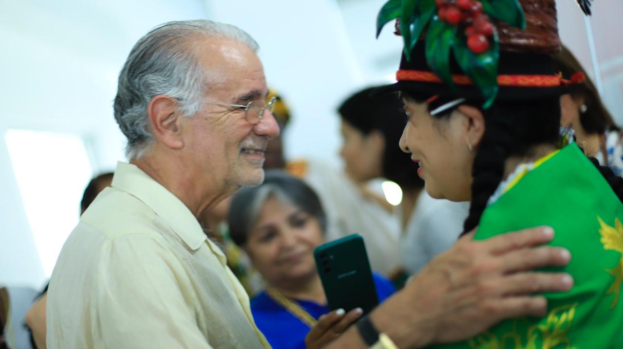Gobernador Verano acompañado de una invitada del evento de mujeres del Atlántico en la Universidad Autónoma del Caribe