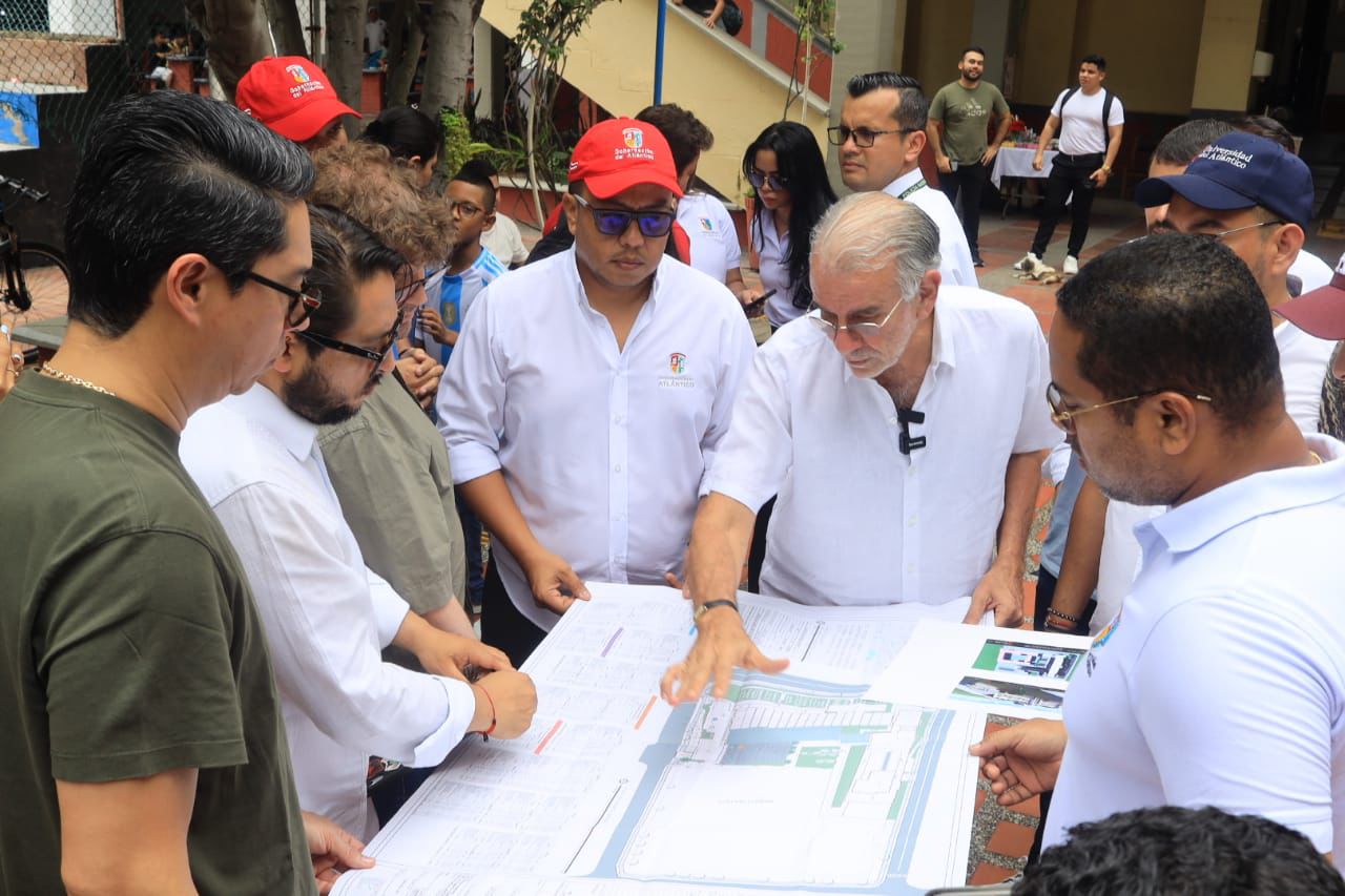 Gobernador Verano acompañado de del viceministro de Educación, Rector de la Universidad de la Atlántico y equipo de trabajo revisando los planos para el mejoramiento de la infraestructura de la institución universitaria sede Centro