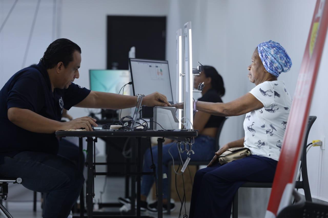 La ruta de la identificación comenzó en Barranquilla. Recorrerá siete municipios para entregar un total de 1.992 documentos.