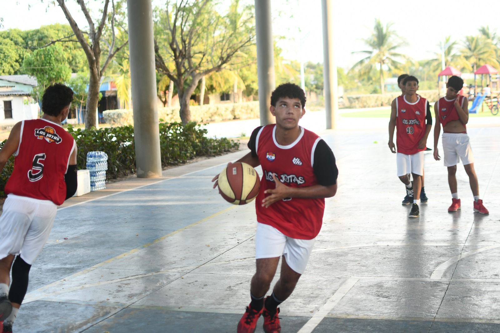 Jóvenes jugando basketboll en el campeonato