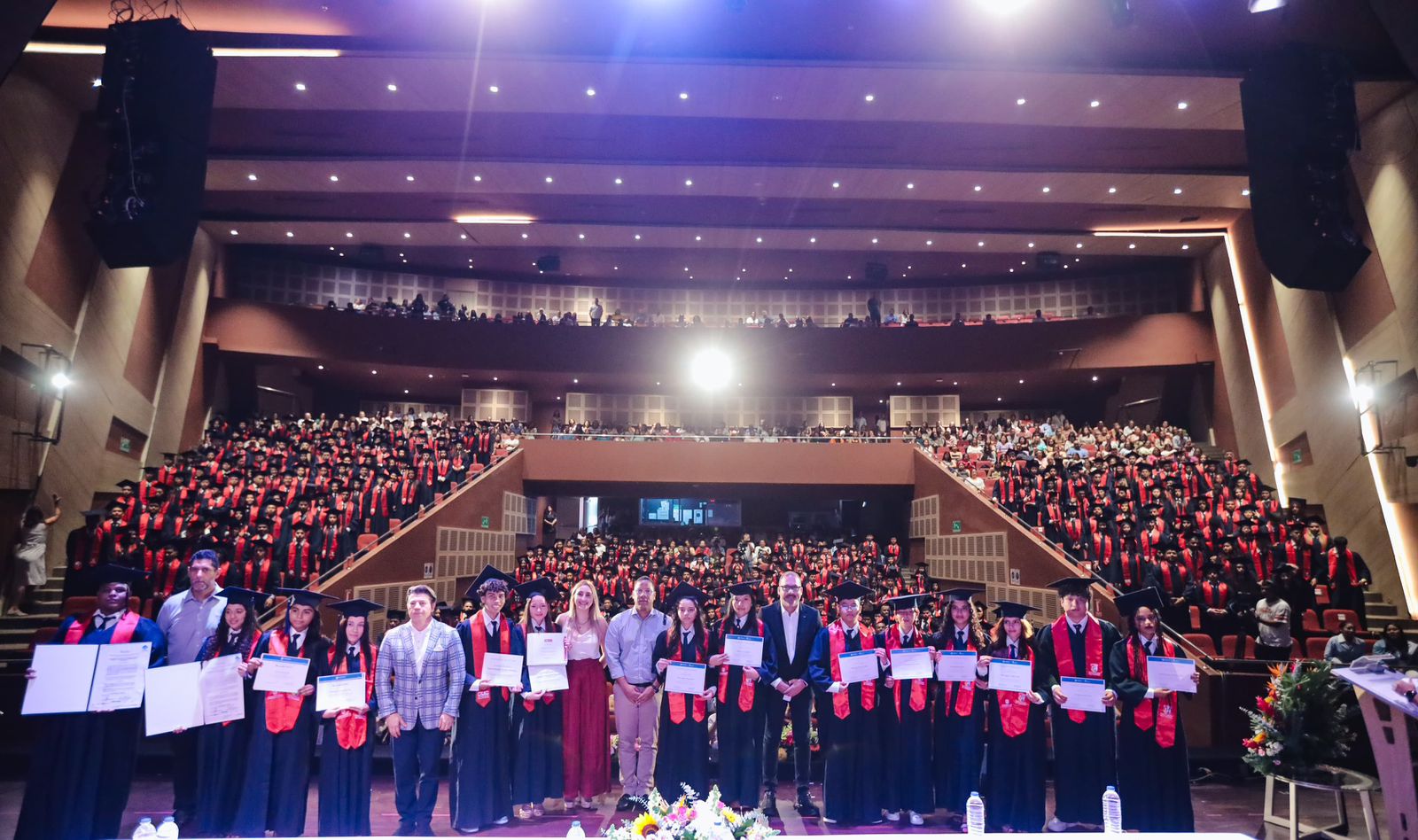 26 jóvenes recibieron mención de honor por su desempeño académico y otros seis fueron beneficiados con una nueva beca para que continúen sus estudios en educación superior.