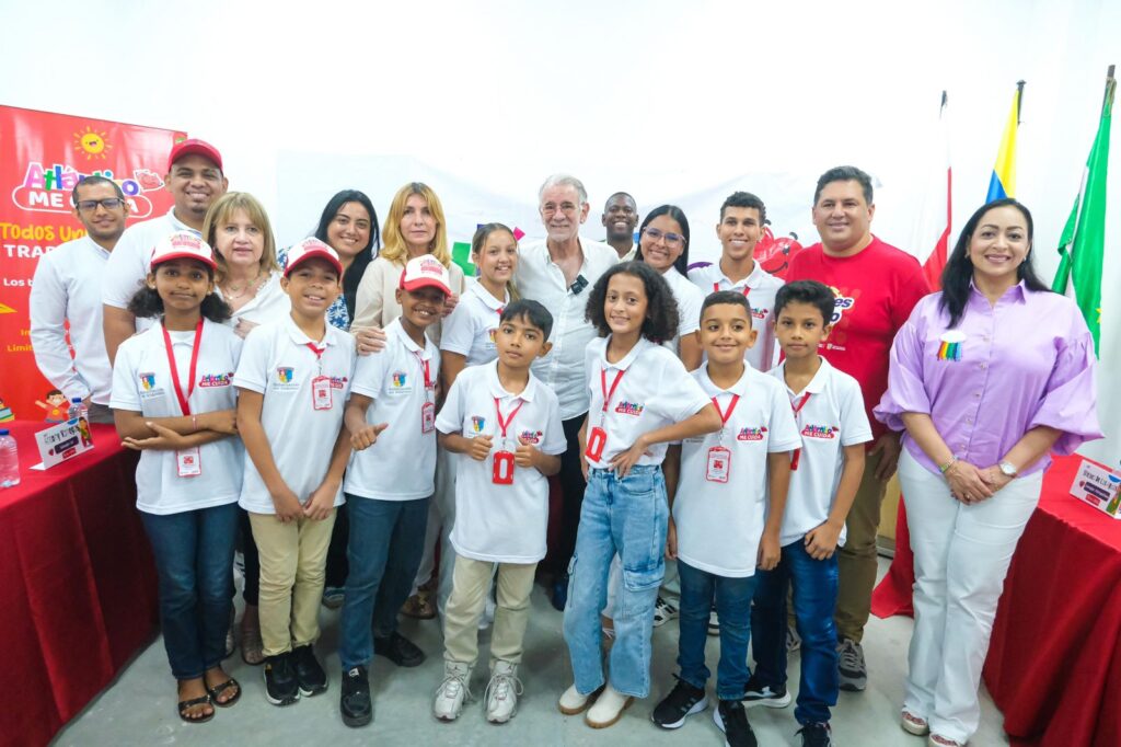 En la imagen se observa a 10 niños, niñas y adolescentes representantes del consejo consultivo y en el centro el Gobernador del Atlántico, Eduardo Verano, también aparece, el alcalde del municipio de Baranoa Edinson Palma, La gerente de Capital Social Karina Llanos y otros funcionarios.