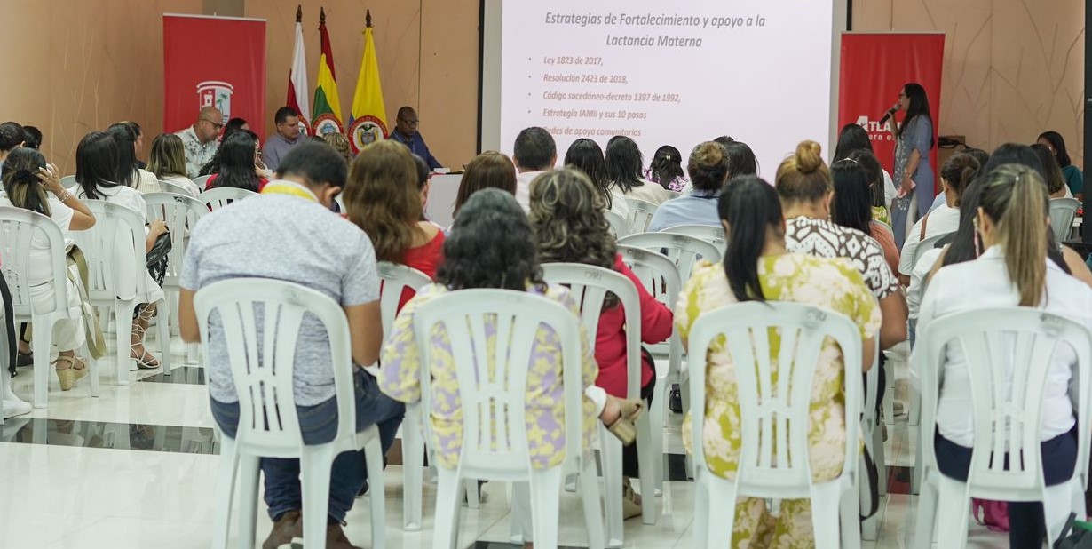 Foto de Funcionaria de la Gobernación del Atlántico exponiendo frente a otros miembros, durante el Comité Departamental de Seguridad Alimentaria y Nutricional